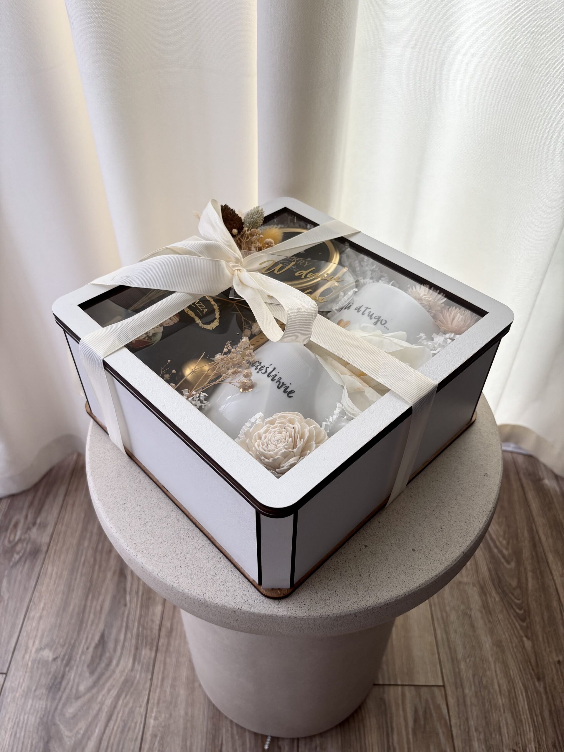 upominek dla Pary Młodej, prezent na ślub, filiżanki z grawerem, prezent pamiątka ślubna, flowerbox, kosz prezentowy, prezent zamiast kwiatów, prezent na wesele, prezent ślubny kosz prezentowy box, personalizowany prezent na ślub, prezent na ślub dla przyjaciół, pamiątka prezent ślubny, prezent na ślub, zamiast pieniędzy na ślub, upominek zamiast wina, kosz box, prezent ślubny na ślub, dodatek do koperty na ślub dla przyjaciół, elegancki prezent zamiast wina i kwiatów, personalizowany prezent na ślub na wesele dla pary młodej dla nowożeńców kosz box
