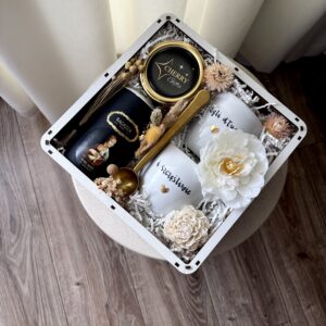 prezent na ślub, filiżanki z grawerem, prezent pamiątka ślubna, flowerbox, kosz prezentowy, prezent zamiast kwiatów, prezent na wesele, prezent ślubny kosz prezentowy box