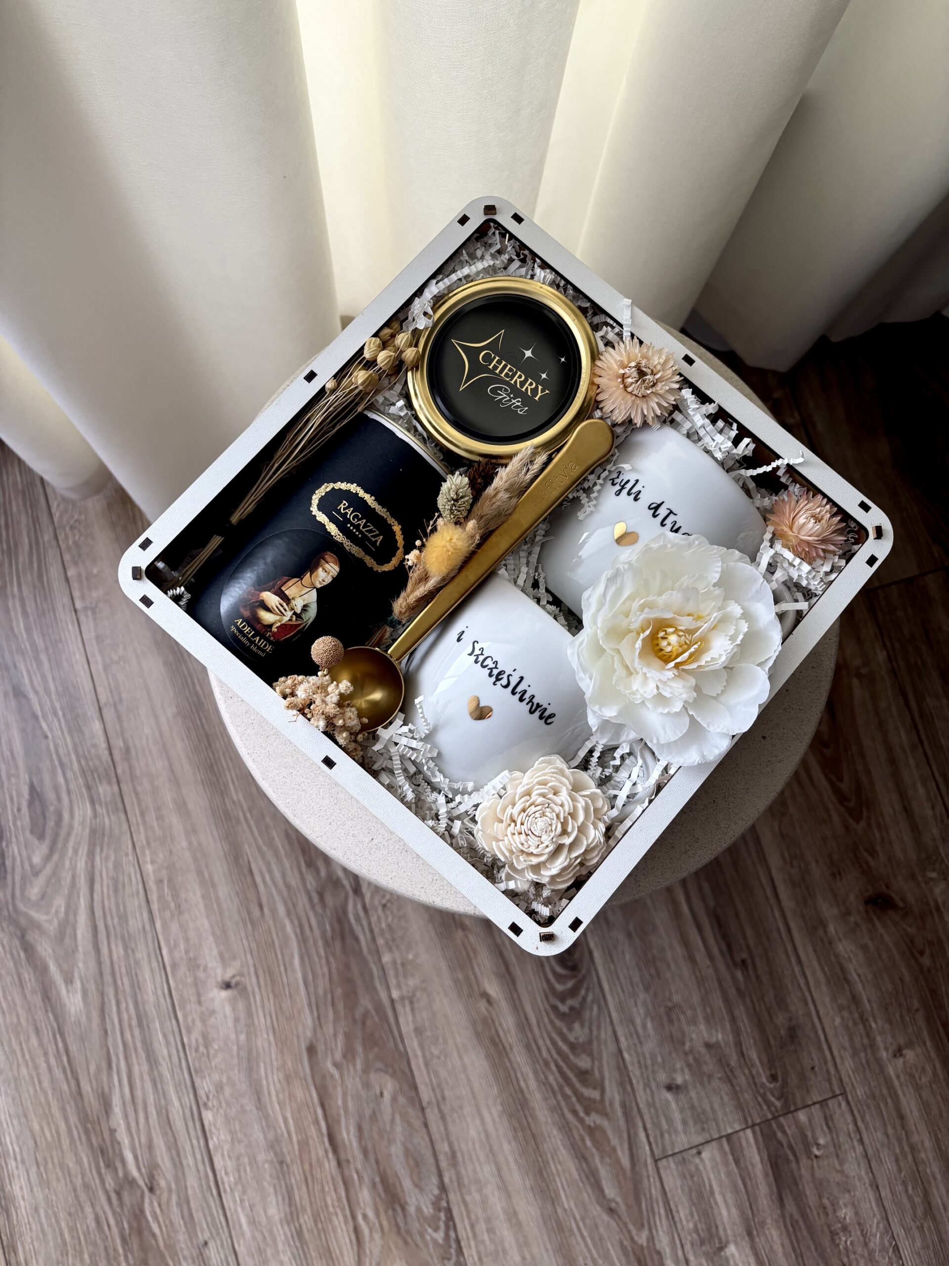 prezent na ślub, filiżanki z grawerem, prezent pamiątka ślubna, flowerbox, kosz prezentowy, prezent zamiast kwiatów, prezent na wesele, prezent ślubny kosz prezentowy box