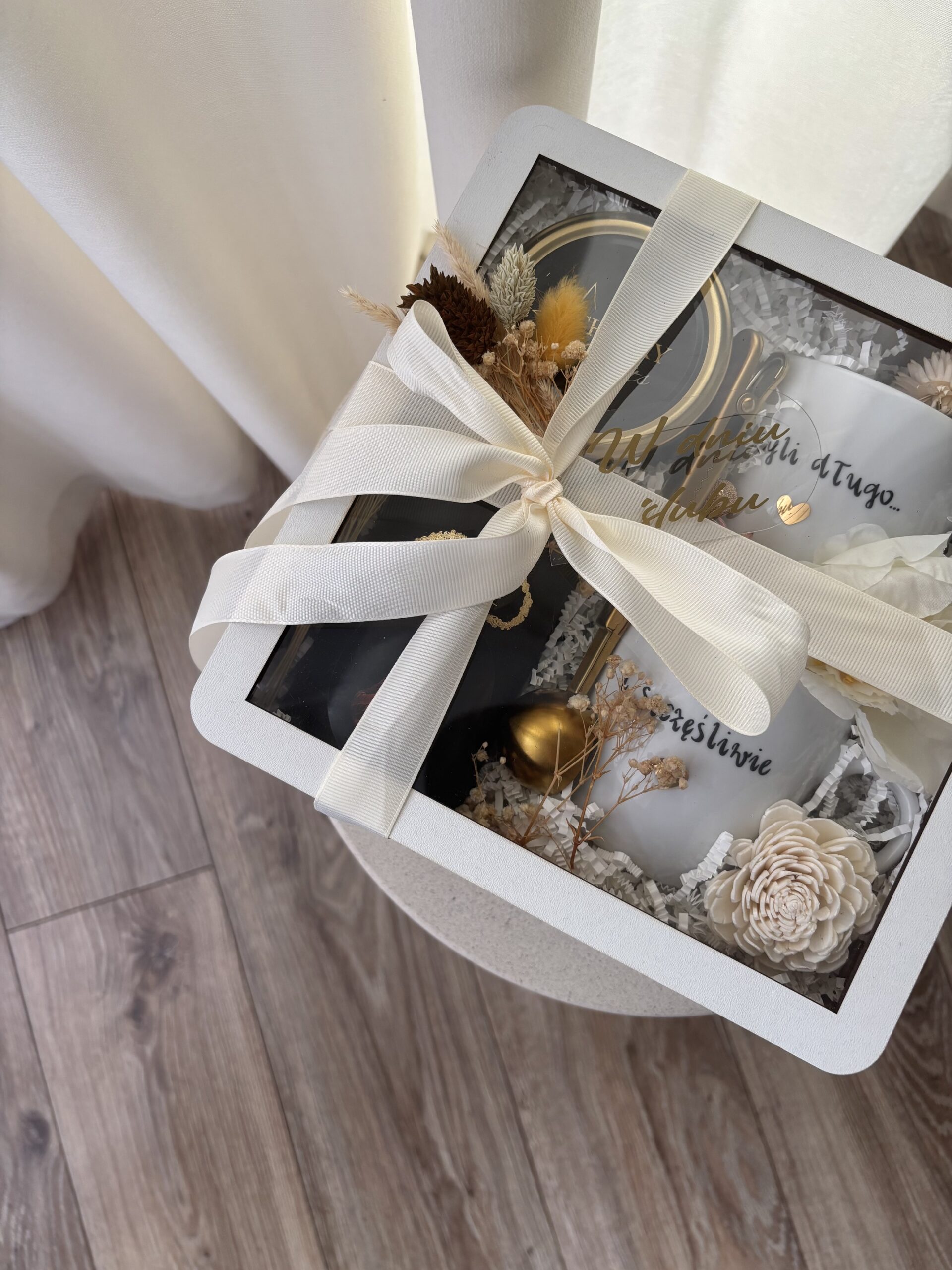 upominek dla Pary Młodej, personalizowany prezent na ślub, prezent na ślub dla przyjaciół, pamiątka prezent ślubny, prezent na ślub, zamiast pieniędzy na ślub, upominek zamiast wina, kosz box, prezent ślubny na ślub, dodatek do koperty na ślub dla przyjaciół, elegancki prezent zamiast wina i kwiatów, personalizowany prezent na ślub na wesele dla pary młodej dla nowożeńców kosz box