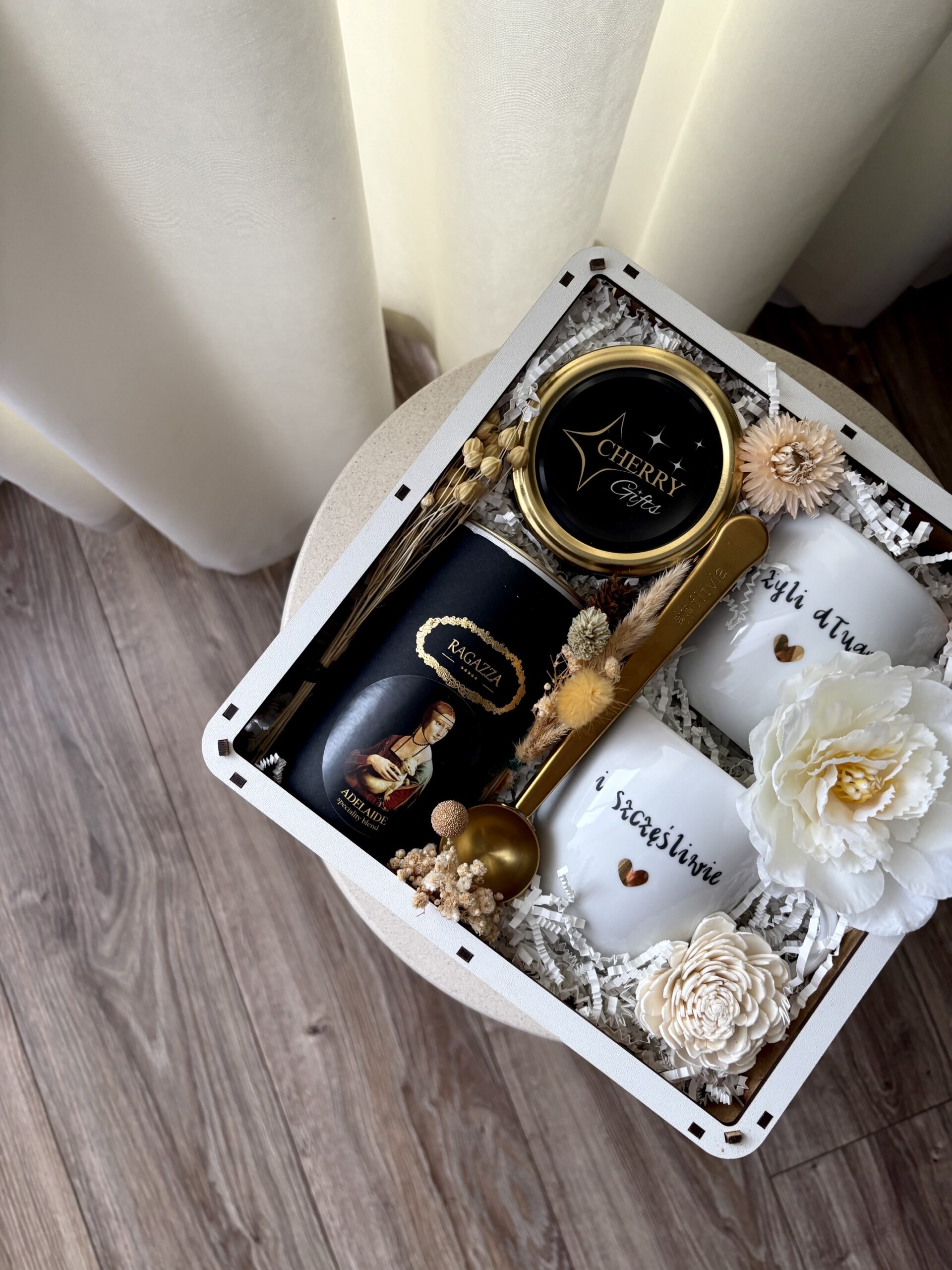 prezent na ślub, filiżanki z grawerem, prezent pamiątka ślubna, flowerbox, kosz prezentowy, prezent zamiast kwiatów, prezent na wesele, prezent ślubny kosz prezentowy box