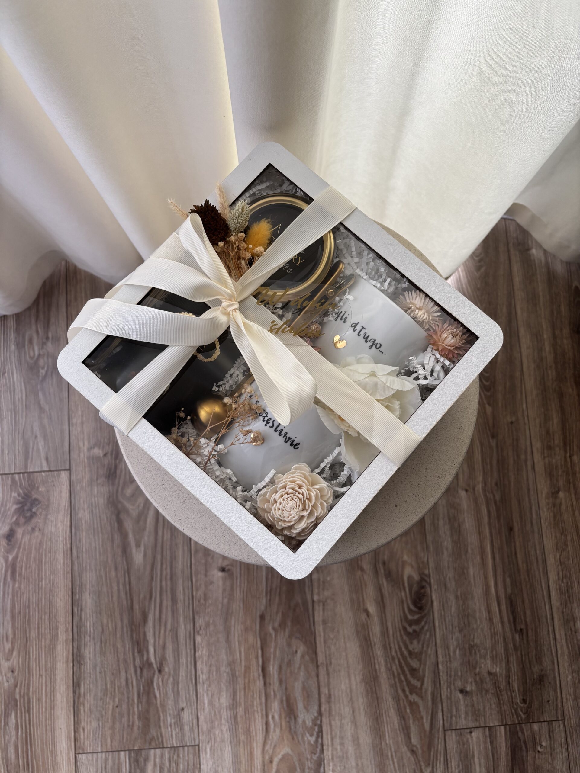 upominek dla Pary Młodej, personalizowany prezent na ślub, prezent na ślub dla przyjaciół, pamiątka prezent ślubny, prezent na ślub, zamiast pieniędzy na ślub, upominek zamiast wina, kosz box, prezent ślubny na ślub, dodatek do koperty na ślub dla przyjaciół, elegancki prezent zamiast wina i kwiatów, personalizowany prezent na ślub na wesele dla pary młodej dla nowożeńców kosz box