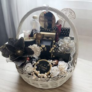 kosz prezentowy dla kobiety kosz, elegancki kosz prezentowy, duży zestaw, kawa, czekolada, słodycze, prezent dla mężczyzny, kosz prezentowy, prezent dla taty dla dziadka urodziny, dla szefa, prezentowy, zestaw prezentowy na każdą okazję, prezent dla mężczyzny, prezent na podziękowanie, prezent dla kobiety, luksusowy kosz prezentowy, elegancki