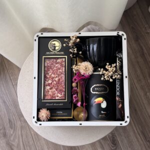 podziękowanie dla kobiety, podziękowanie dla mężczyzny, kosz prezentowy, box prezentowy, elegancki prezent, podziękowanie dla lekarza, zestaw z oliwą, kawą, słodyczami, kosz prezentowy, podziękowania ślubne, prezenty ślubne, podziękowania dla świadków, podziękowanie ślubne dla świadkowej, prośba o świadkowanie, prezent dla świadkowej, prezent na podziękowanie ślubne dla świadkowej