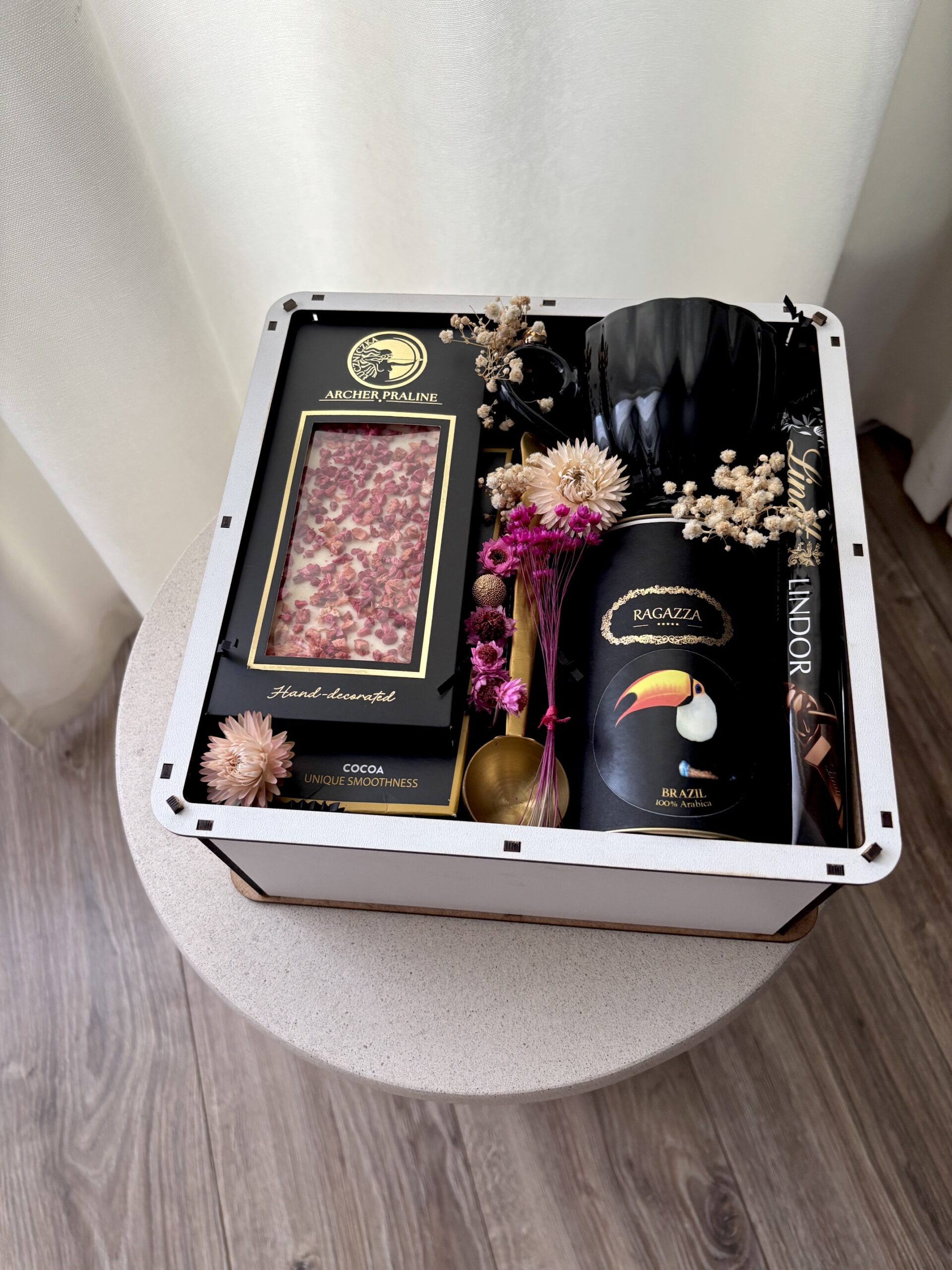 podziękowanie dla kobiety, podziękowanie dla mężczyzny, kosz prezentowy, box prezentowy, elegancki prezent, podziękowanie dla lekarza, zestaw z oliwą, kawą, słodyczami, kosz prezentowy