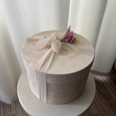 prezent na ślub, filiżanki z grawerem, prezent pamiątka ślubna, flowerbox, kosz prezentowy, prezent zamiast kwiatów, prezent na wesele, prezent ślubny kosz prezentowy na okrągłą rocznicę ślubu